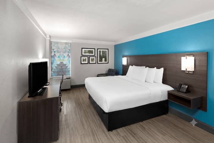 Qstay | Breakfast | Pool | Near Sugar Land - Sugar Land, TX