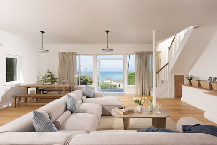 Pentire Beach House - Dog Friendly, Ocean View - Fistral Beach