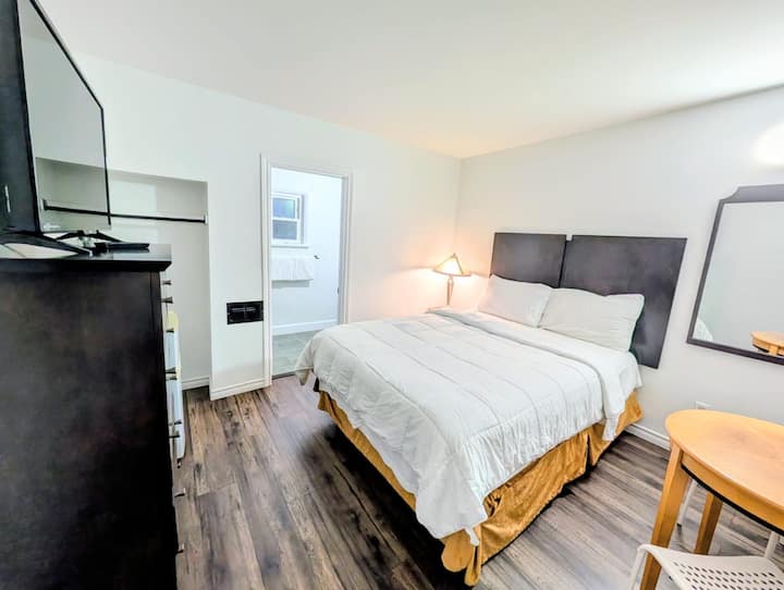 Beautiful Private Queen Suite - Niagara Falls