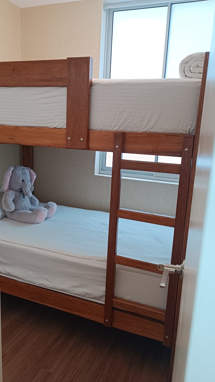 Room with a 1.5-person wooden bunk bed, ideal for children or additional guests, with good natural lighting.