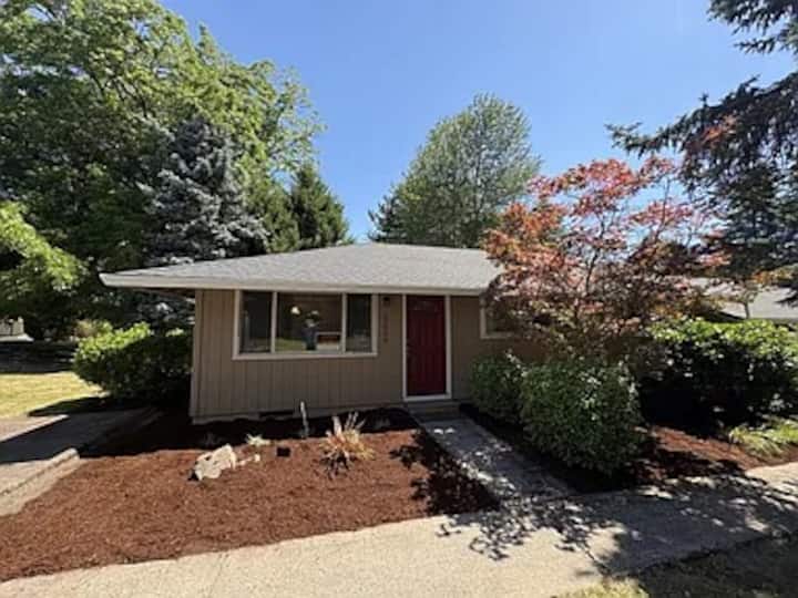 Charming 3br/1.5ba Home |Fenced Yard, Pet-friendly - Tigard, OR