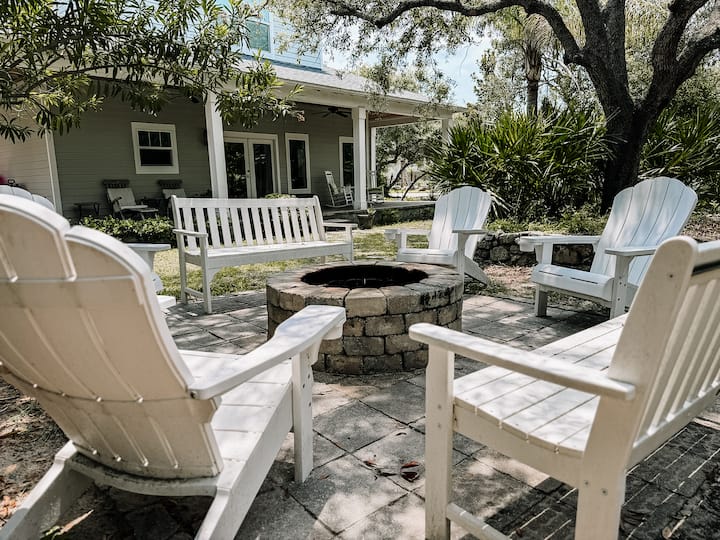 Beach Escape | Hot Tub, Fire Pit + Outdoor Shower - Vilano Beach