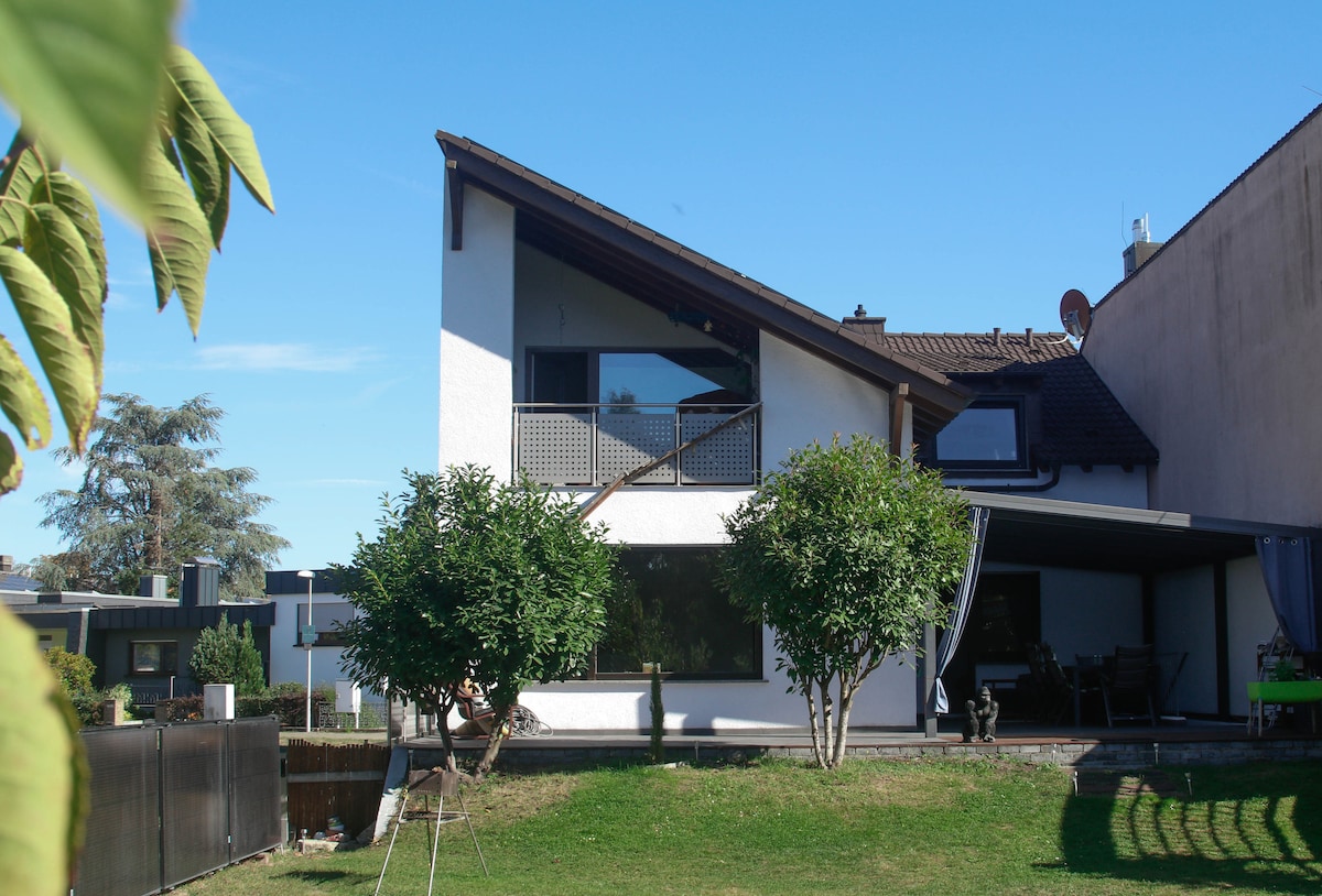 Close to the KA & Offerta trade fairs: 100 m² with terrace and garden ...