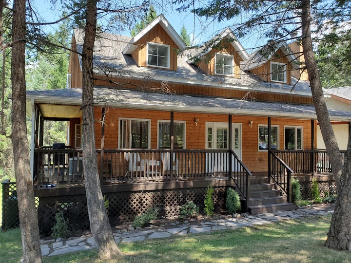 Grizzly Hideaway!  Beautiful And Serene Home. - Invermere