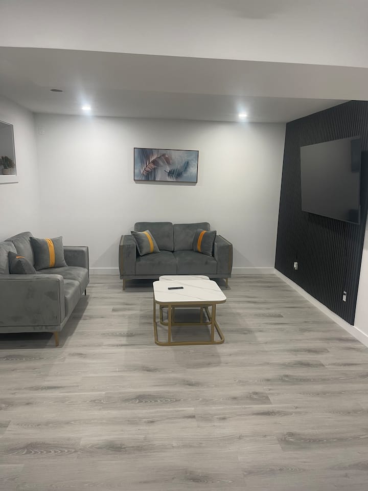 Cozy 2bedroom Basement Suite
2 Queen Bed 1 Bath - Regina