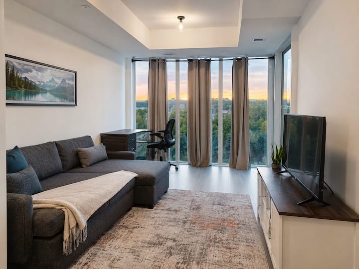 Executive 1br | Clarkson Go | Parking - Oakville