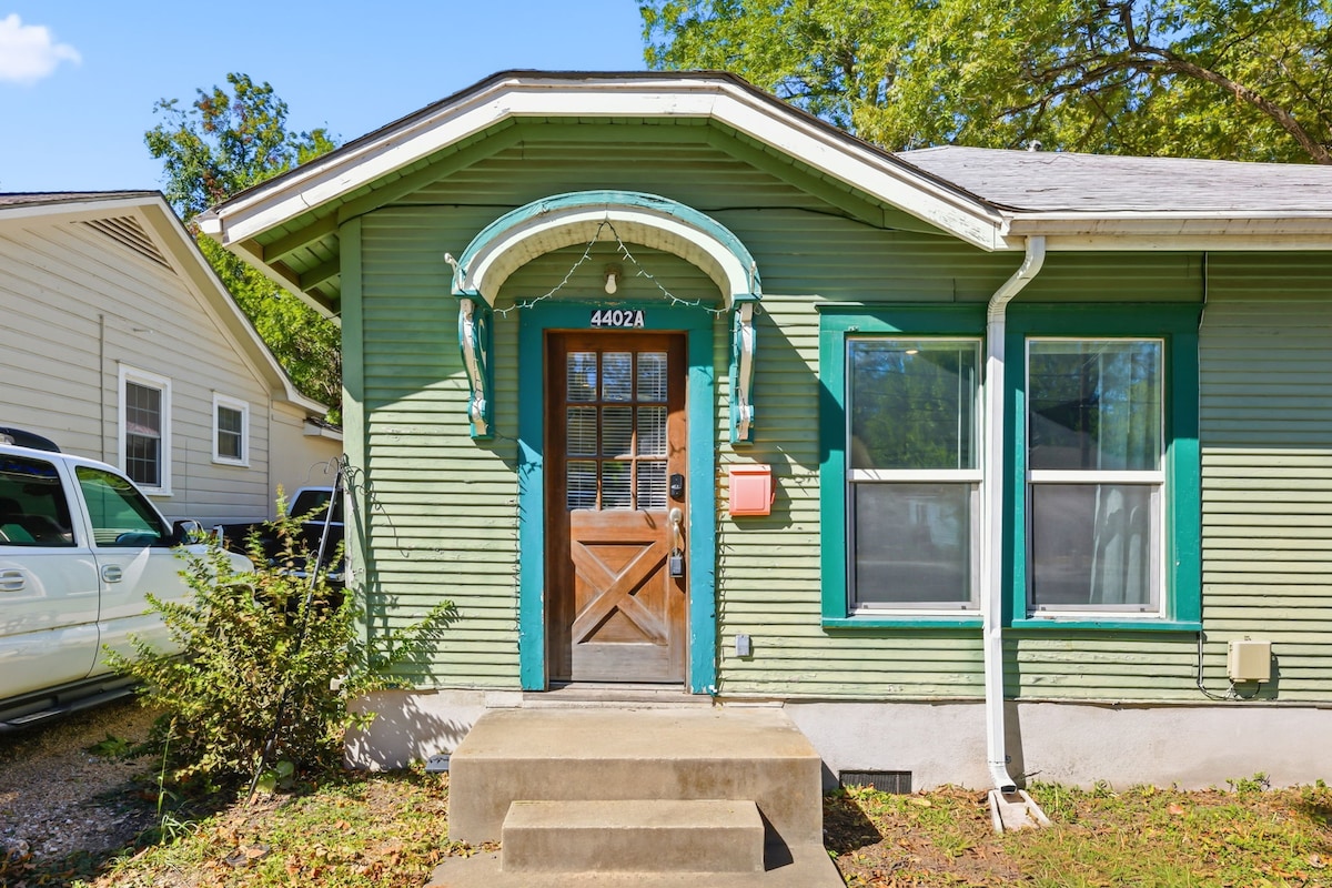 HydePark Stay | UT Modern 2BR/1.5BA Yard & Parking