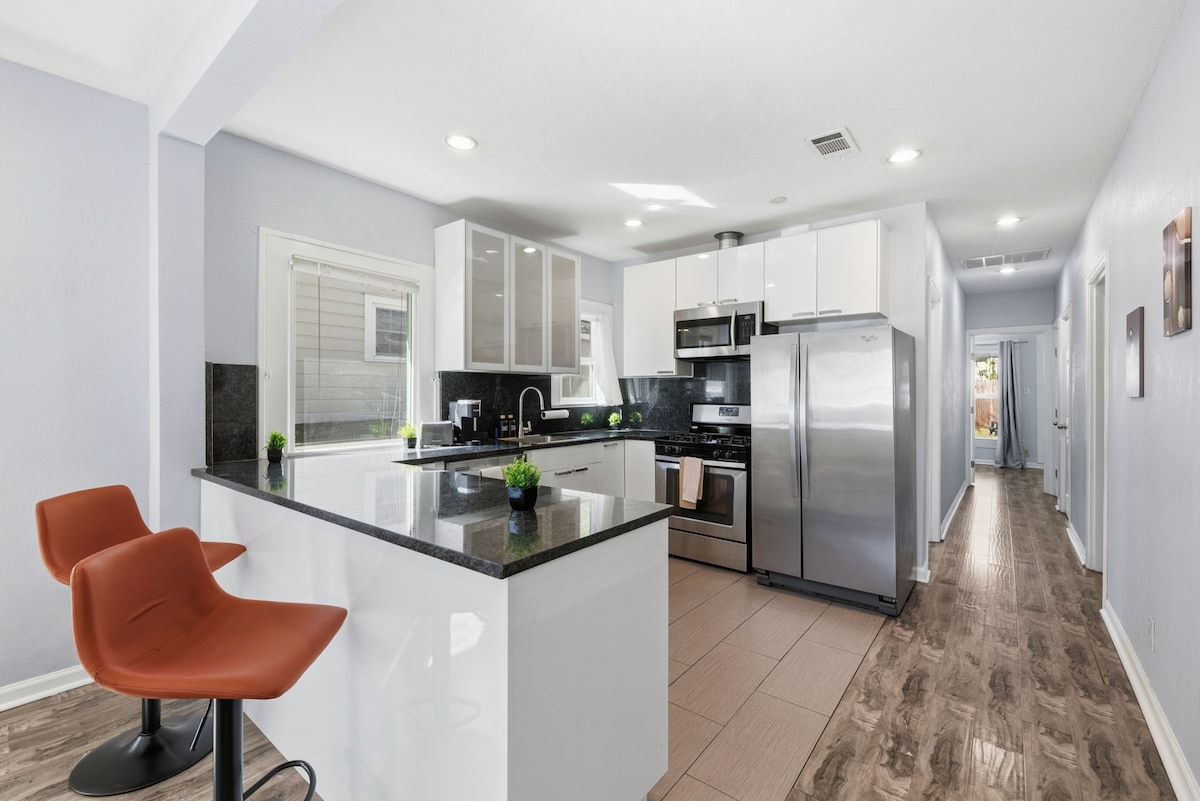 HydePark Stay | UT Modern 2BR/1.5BA Yard & Parking