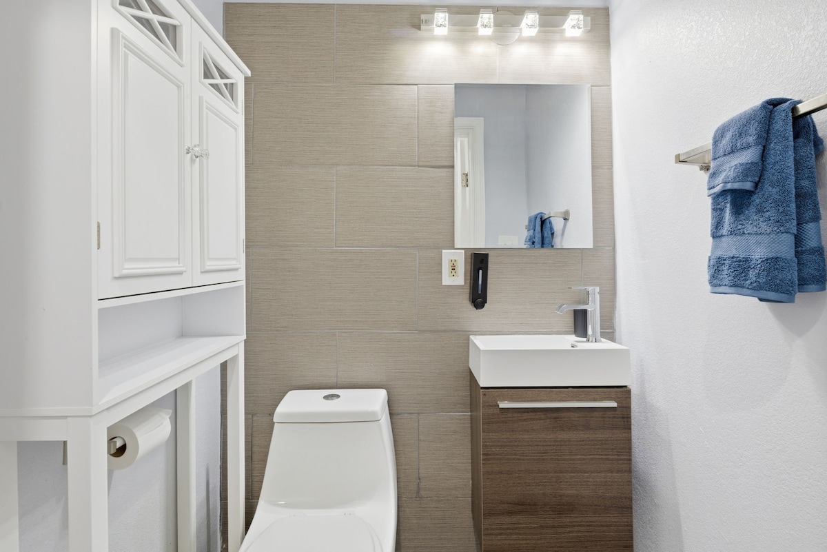 HydePark Stay | UT Modern 2BR/1.5BA Yard & Parking
