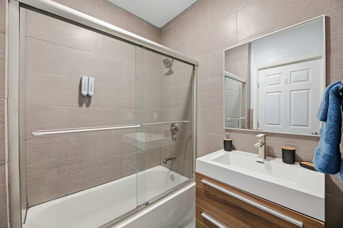 HydePark Stay | UT Modern 2BR/1.5BA Yard & Parking