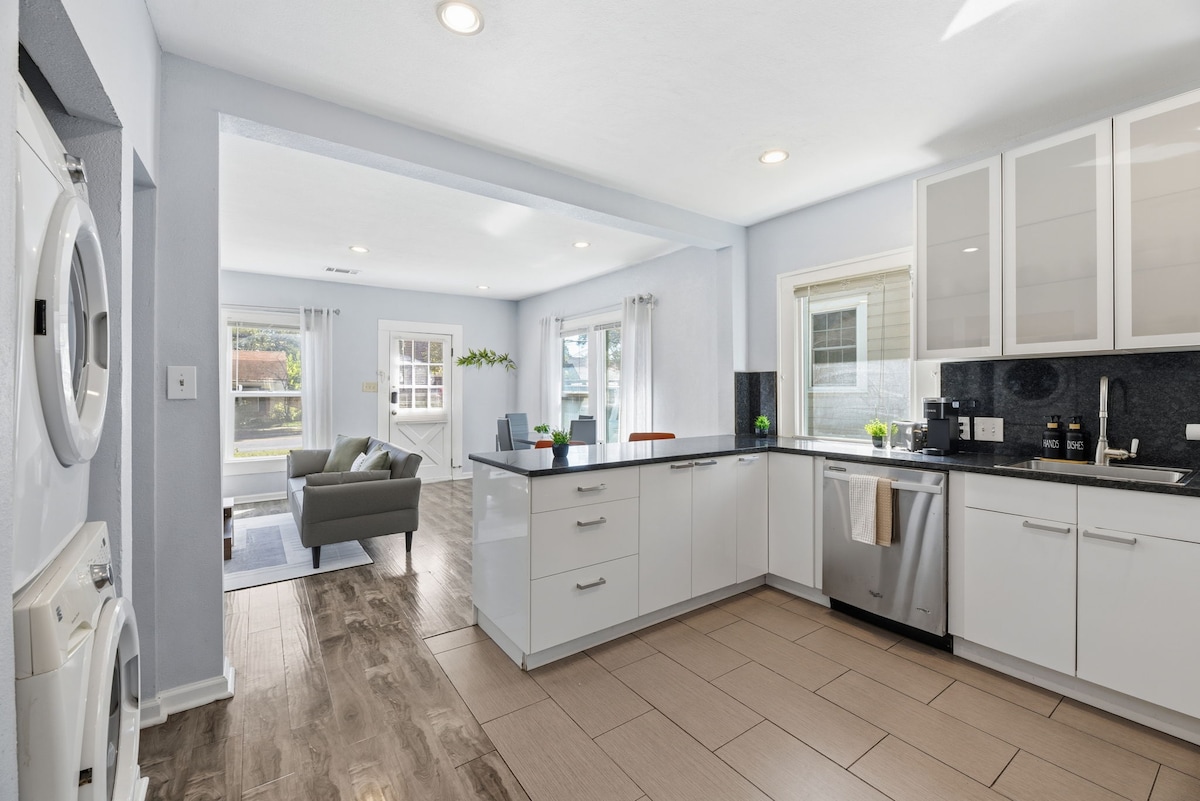 HydePark Stay | UT Modern 2BR/1.5BA Yard & Parking