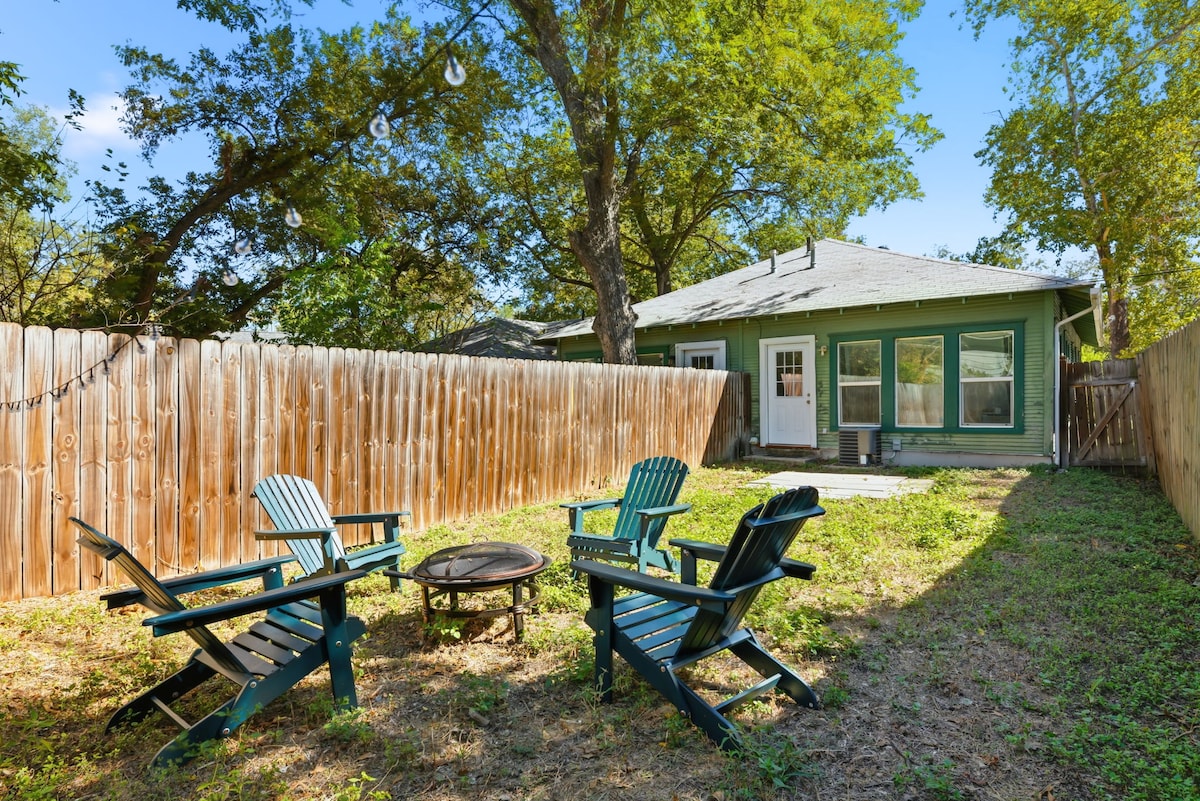 HydePark Stay | UT Modern 2BR/1.5BA Yard & Parking