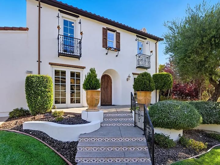 Resort-style Home W/pool In Golf Community @ Sv - Gilroy, CA