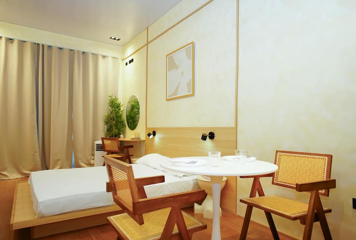 Beachfront Couples Escape  Golden Sunset View - Lemery