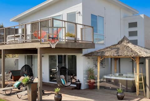 Island Daze. Spa, Sauna, Cinema Room, Bay Views
