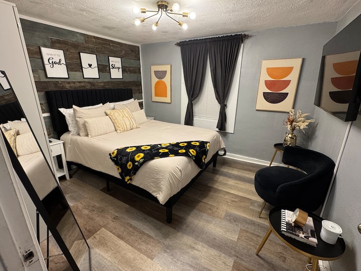Cozy Midtown Apartment Near Mercedes Benz Stadium - Atlanta, GA