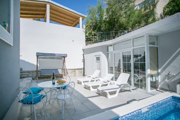 Apartmanska Kuća S Privatnim Basenom. - Split