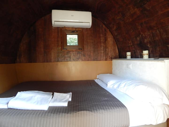 Botte Di Barolo Con Letto Alla Francese E Bagno. - Alba