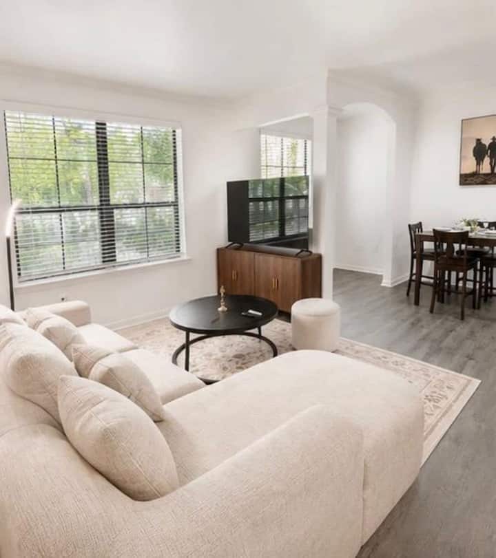 Resort-style 1br Pool, Gym & Movie Theater - The Woodlands, TX