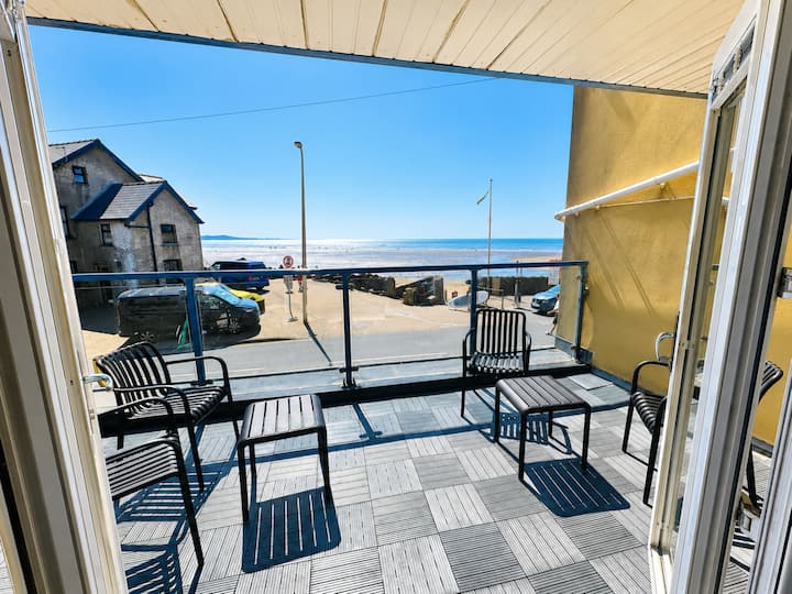 Seafront, Dog Friendly Apartment With Balcony - Laugharne