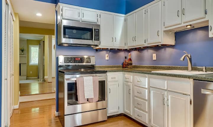 Three-level Townhome Offers 3 Bedrooms - 雷斯頓