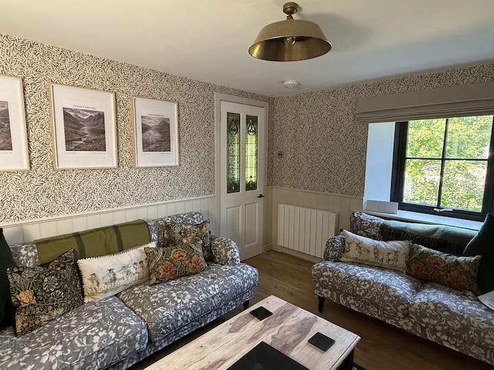 Beautiful Cottage With Steps Down To The Beach. - Skye