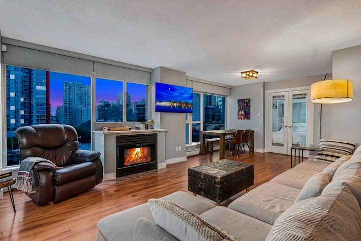 Bright Executive 3br | Pool, Gym & Rare 2 Parking - North Vancouver