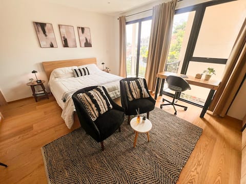 Bright Modern Loft near the Monument to the Revolution