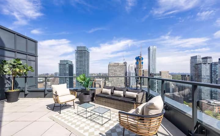 Luxury Penthouse With Patio & Outdoor Pool - Toronto