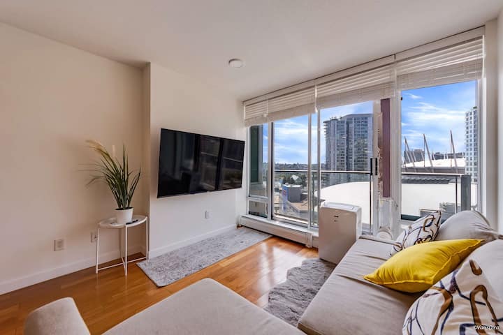 Cozy Downtown Bay View 1b1b Highrise Condo - Vancouver
