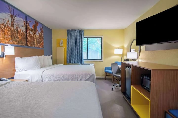 2 Queen | Days Inn Waterloo | Near The Water Park - Waterloo, IA