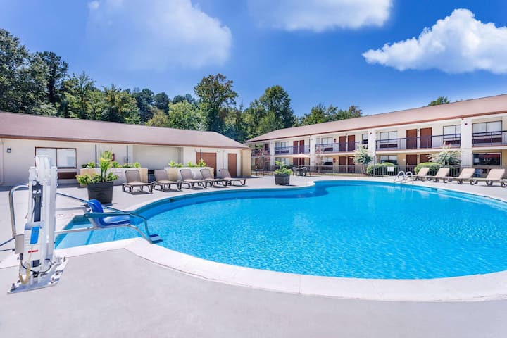Ramada Tuscaloosa | Primary Suite | Outdoor Pool - Tuscaloosa, AL