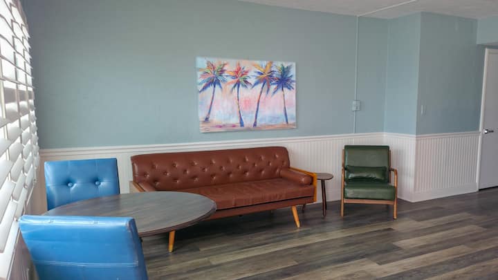 Sb 230 Seaside Beach Resort- Kitchen & 1 King Bed - St. Pete Beach, FL