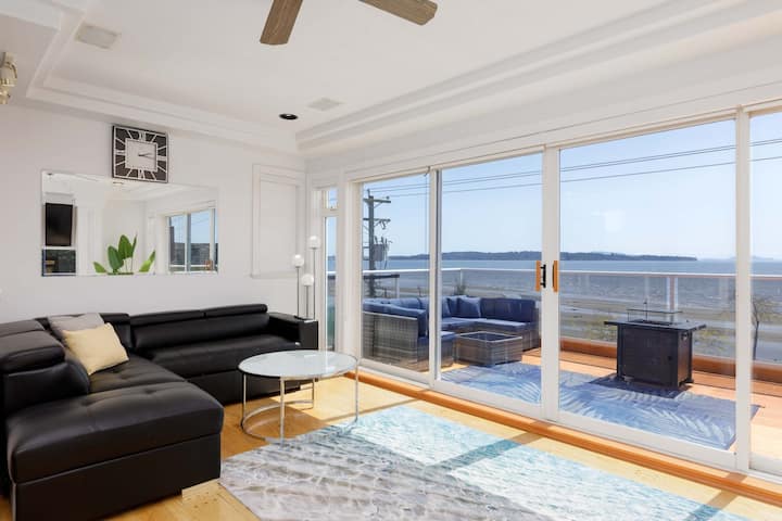 Waterfront Home On Marine Dr | Steps To The Beach - White Rock, Britanya Kolumbiyası