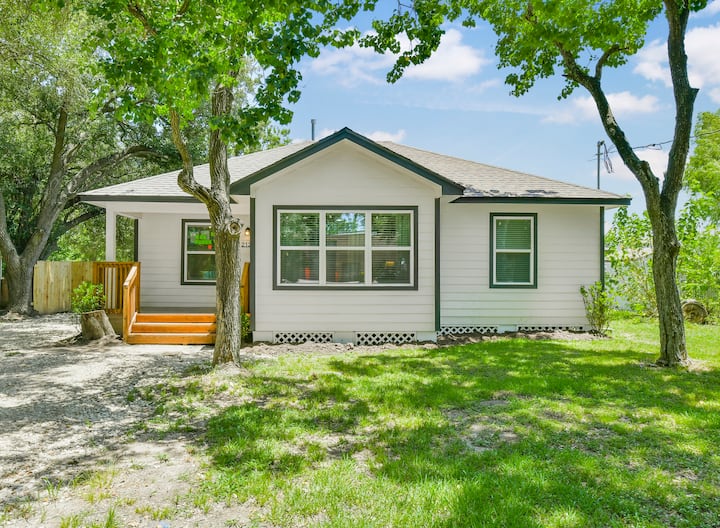 Spacious 4 Bedroom Family Retreat - Pasadena, TX