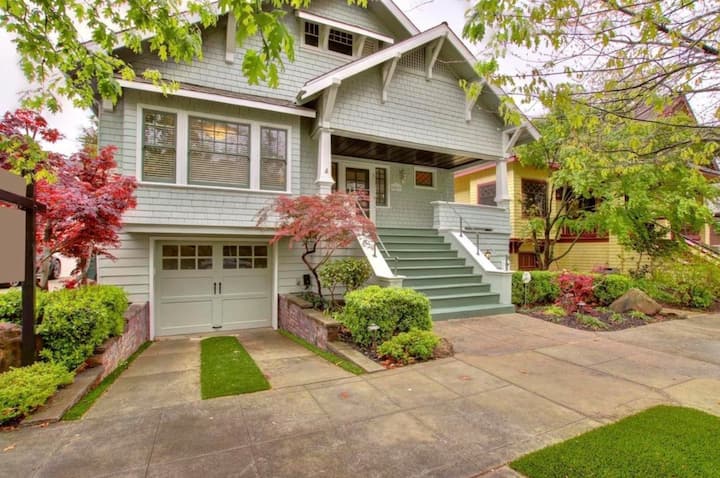 Spacious And Chic Bungalow - Sacramento, CA
