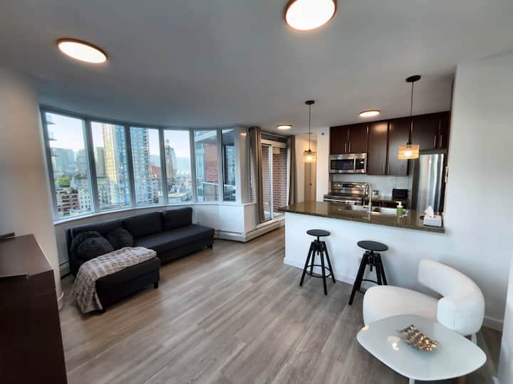 Downtown Vancouver 1br | Arena Views + Pool - Vancouver