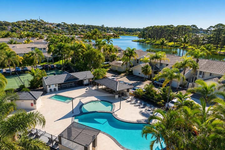 3br Family Lakefront Townhouse: Pool & Bbq - Coolangatta