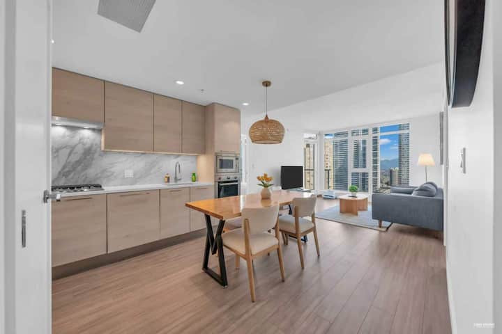 Luxury Metrotown 2b2b Condo With Pool And Gym - Burnaby