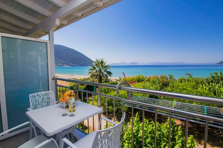 First Line To The Beach - Seafront Escape For 2. - Lefkada