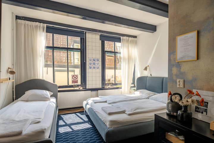 Four Person Private Family Room - Hotel Prinsenhof - Amsterdam