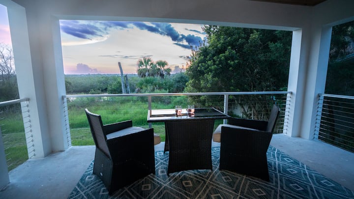 Spacious Riverside Studio, Walk To Beach! - Flagler Beach, FL