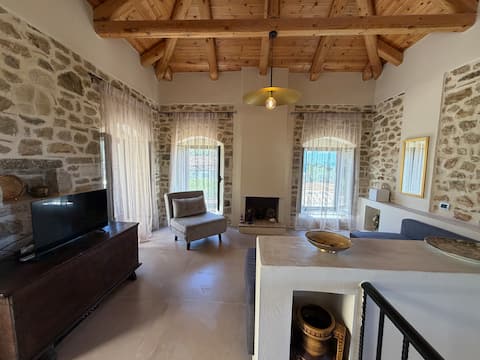 Popular Airbnb listing: Beautiful villa with sunset balcony and sea views in Lukovë