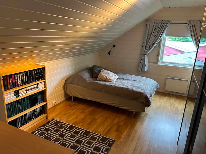 Cama doble (140 cm de ancho) con 2 edredones individuales