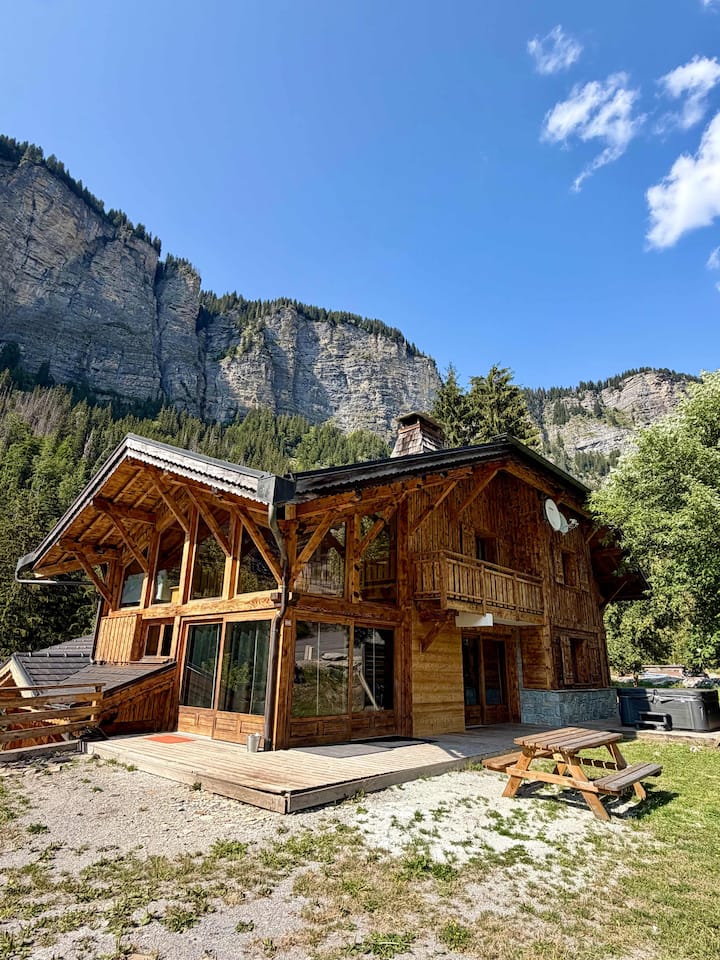 Large Mountain Chalet With Hot Tub | Sleeps 19 - Morzine