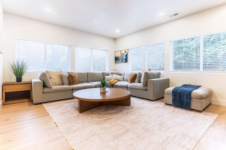 Spacious 7br Home With Pool Table & Parking - Seattle, WA