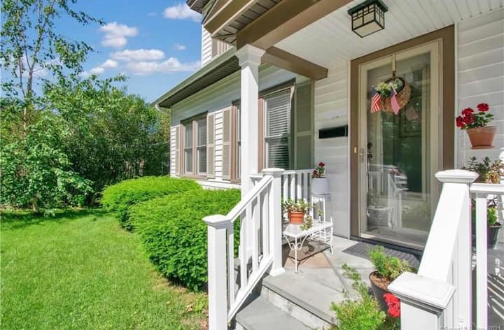 Fairfield 2nd Floor - 2 Rms - Full Bath - Parking - Bridgeport, CT