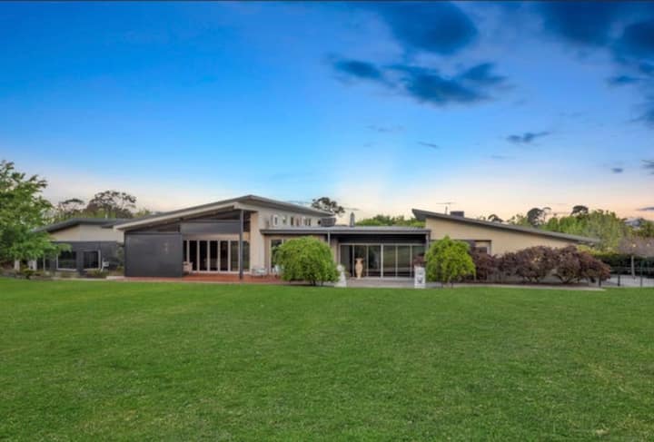 Expansive Private Acreage & Endless Country Views. - Cranbourne