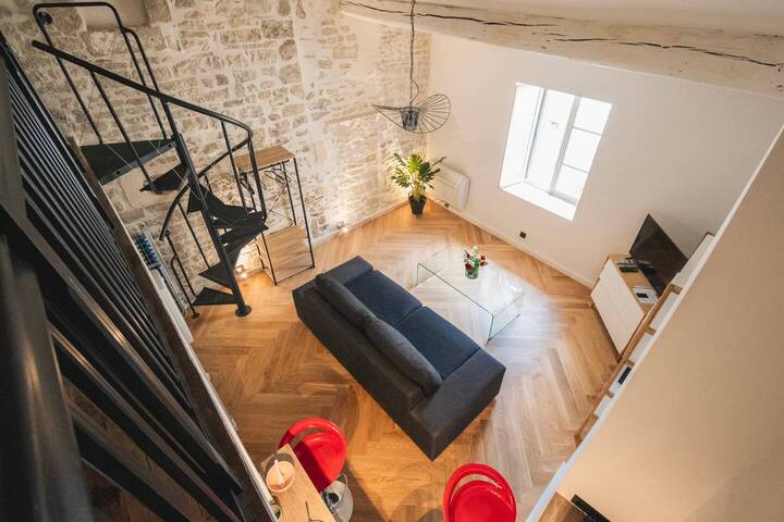 Decoración cuidada y ambiente acogedor que crean un entorno acogedor y relajante.