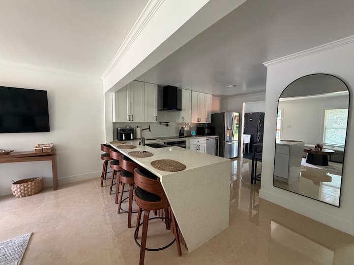 Modern & Stylish Retreat Near Marietta Square - 瑪麗埃塔